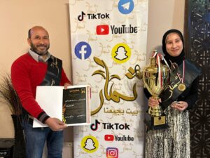حبيبة مع والدها أثناء تكريمها في المسابقة